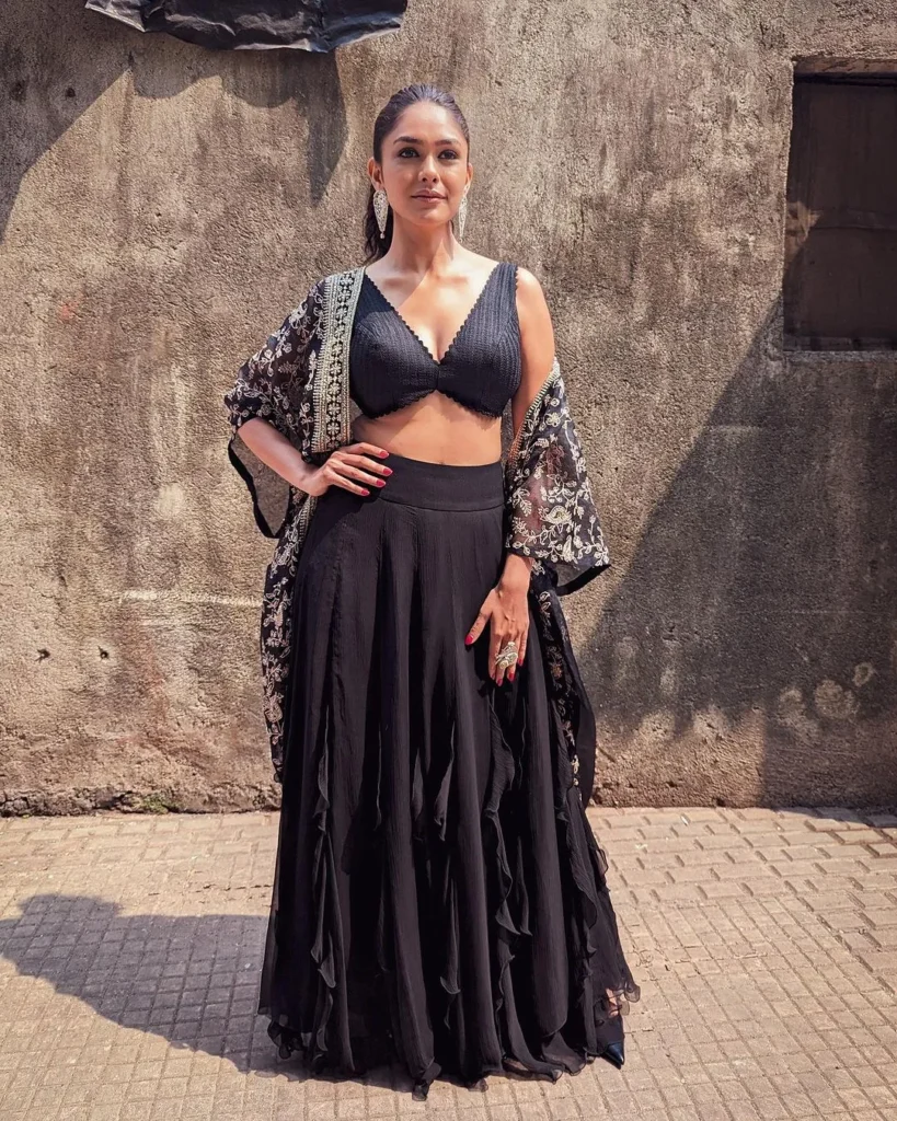 mrunalthakur black hot look photo