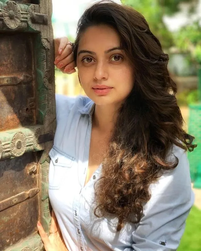 shruti marathe lifestyle and photos