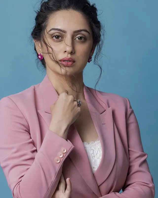 shruti marathe lifestyle and photos