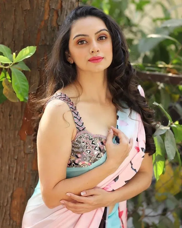 shruti marathe lifestyle and photos